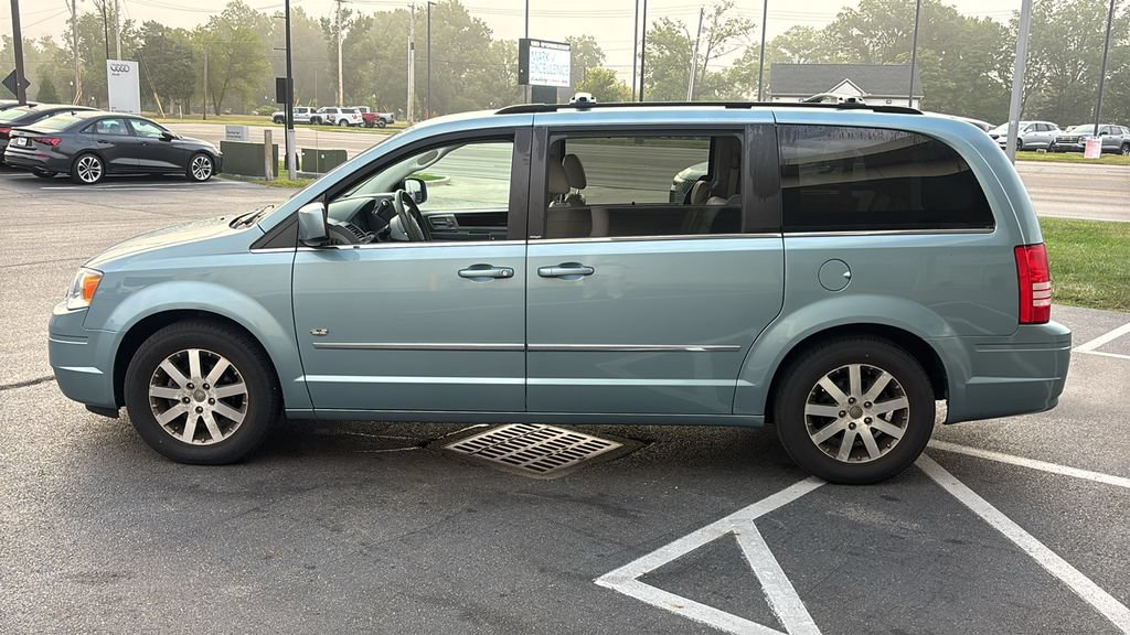 Used 2009 Chrysler Town & Country Touring FWD image 3