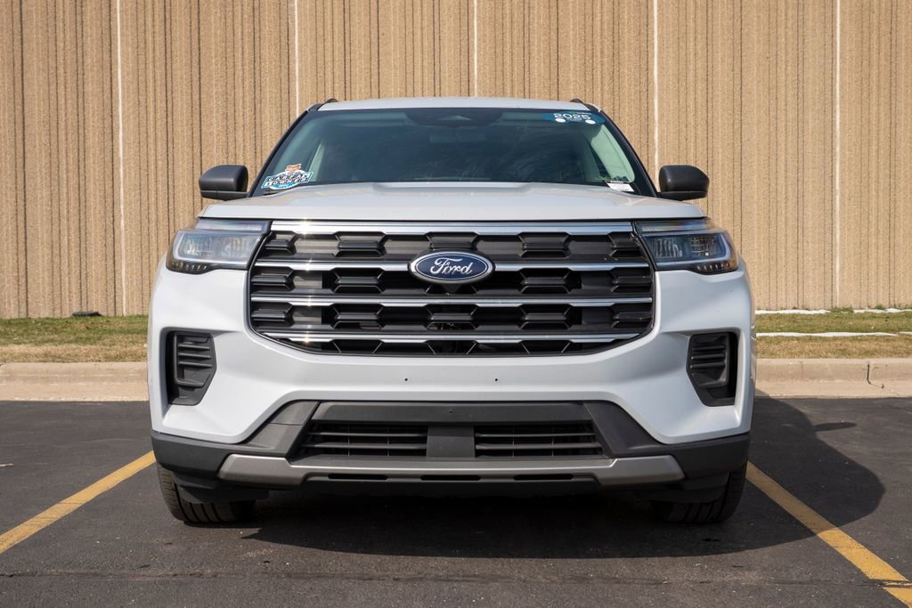 Used 2025 Ford Explorer Active image 3