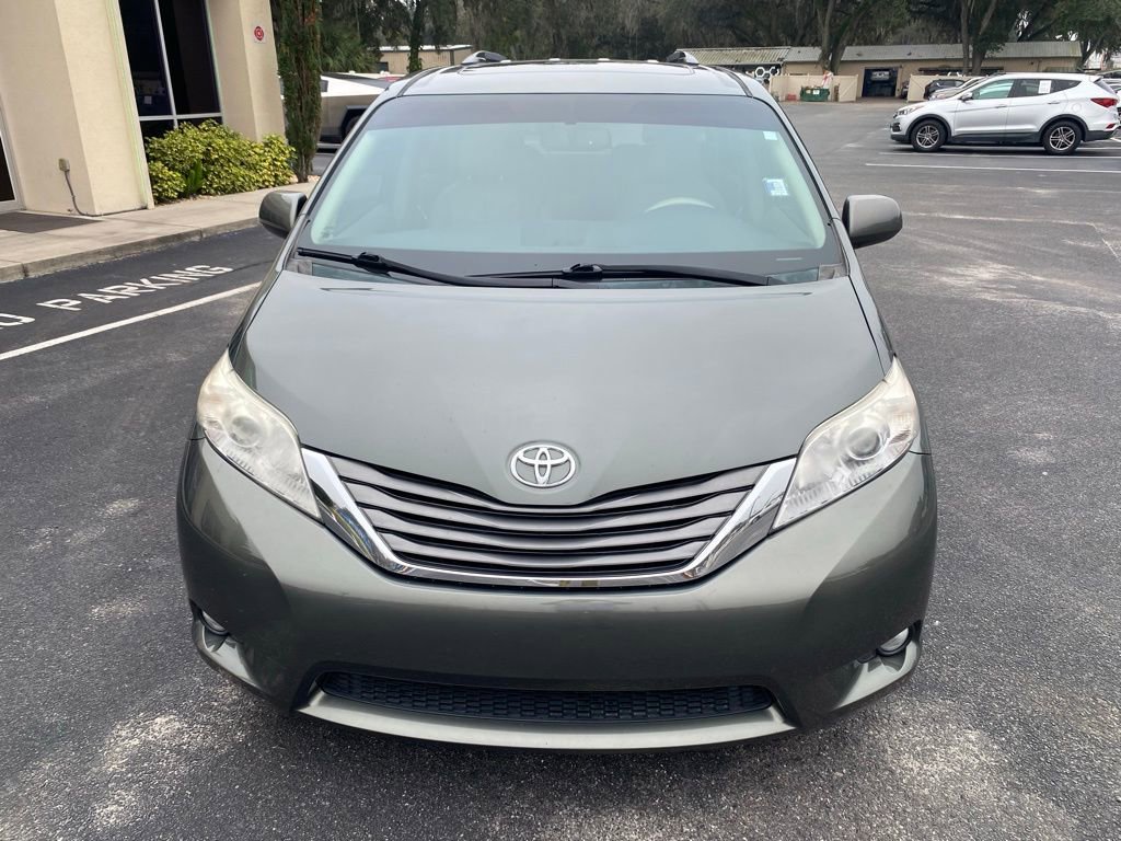 Used 2014 Toyota Sienna XLE image 3