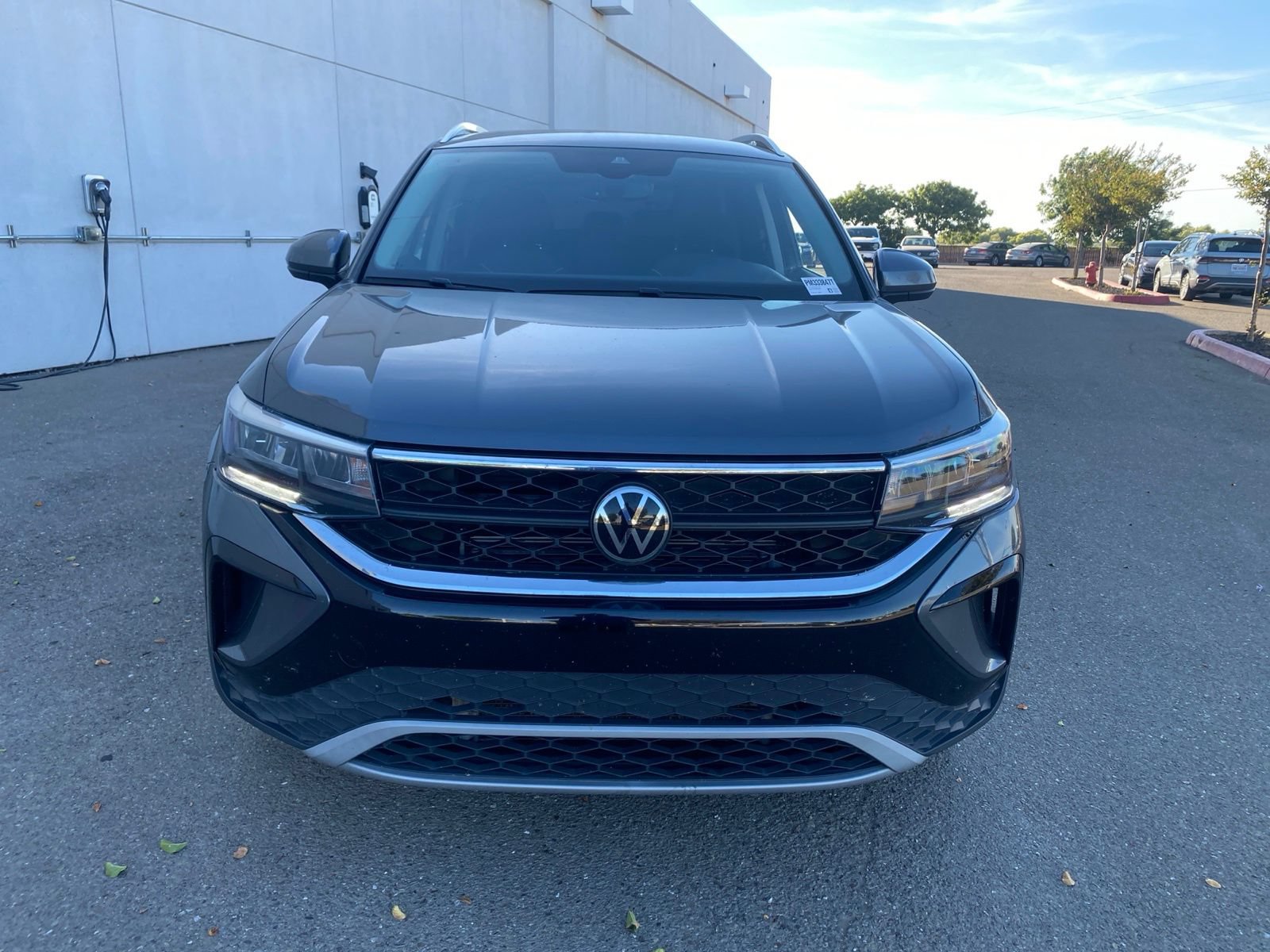 Used 2023 Volkswagen Taos SE FWD image 2