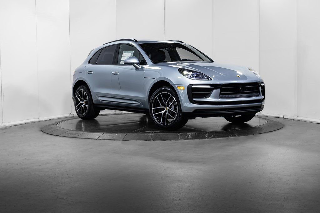 Certified 2025 Porsche Macan image 9