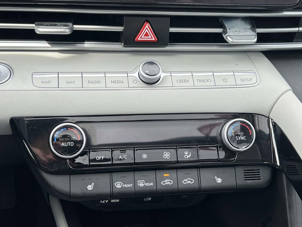 Certified 2025 Hyundai Elantra Limited image 32