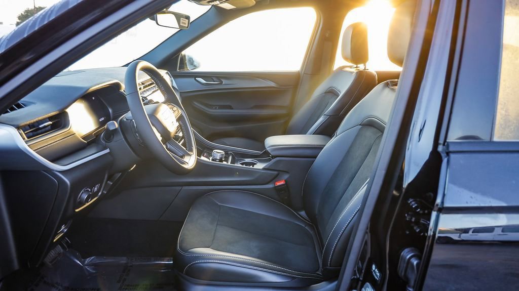 New 2025 Jeep Grand Cherokee Altitude image 46