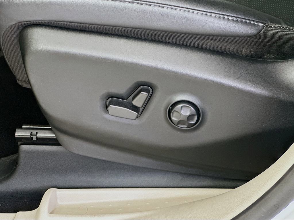 Used 2024 Chrysler Pacifica Touring-L image 21