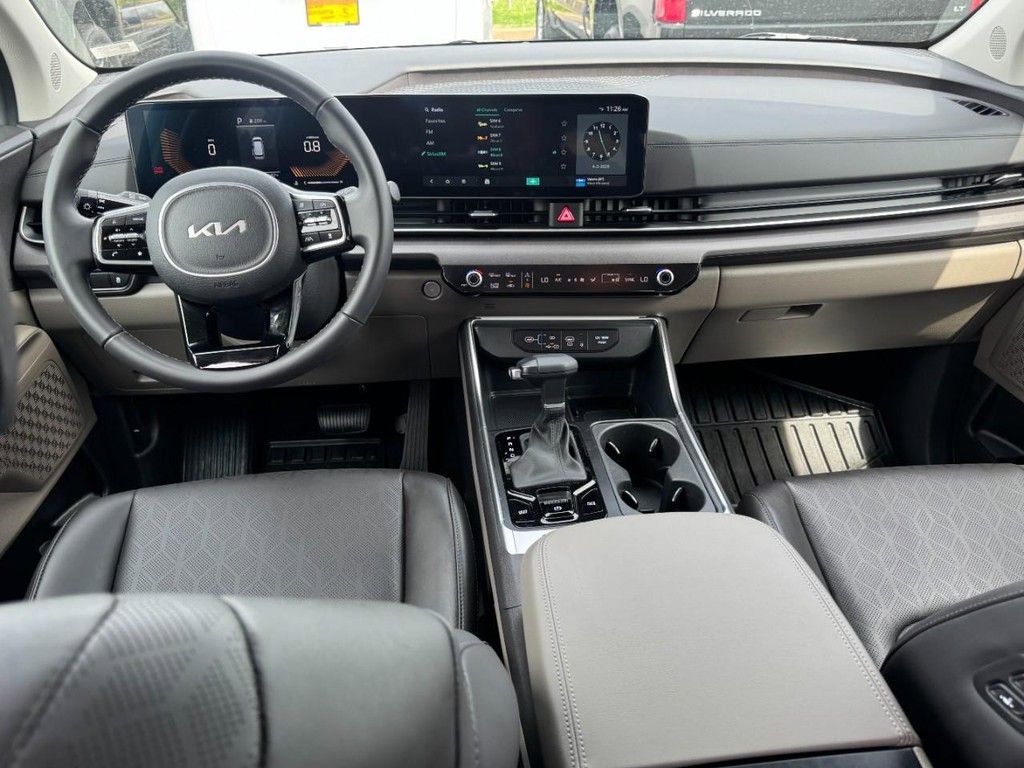 Used 2026 Kia Carnival EX image 11