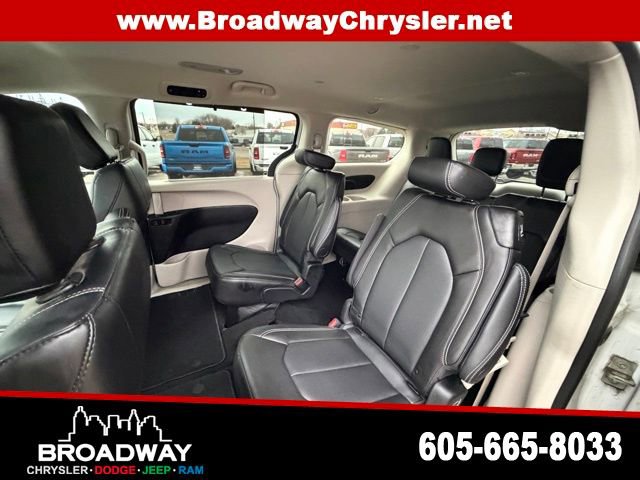 Used 2024 Chrysler Pacifica Touring-L image 15