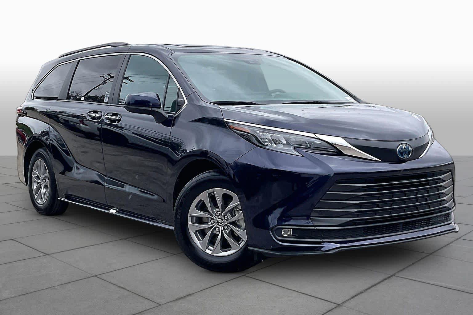 Used 2025 Toyota Sienna XLE FWD image 3