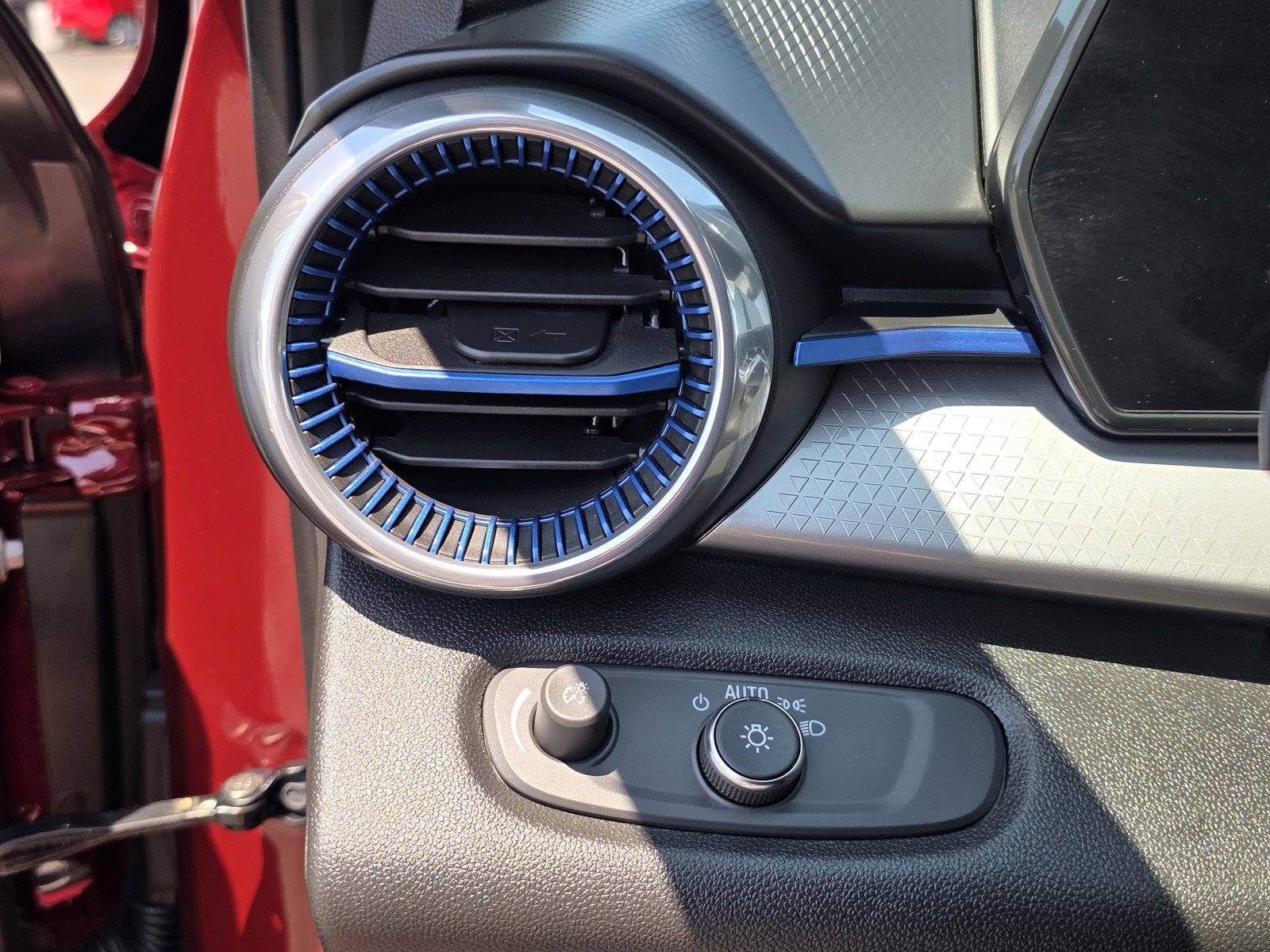 Certified 2025 Chevrolet Trax LT w/ Driver Confidence Package image 32