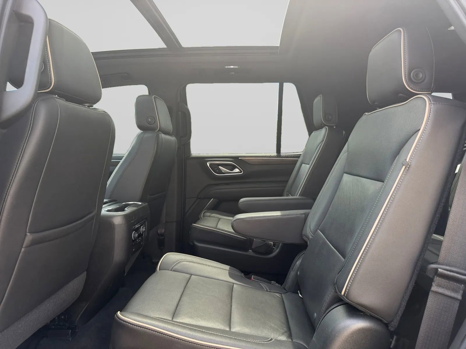Used 2021 Chevrolet Tahoe Premier w/ Premium Package AWD/4WD image 28