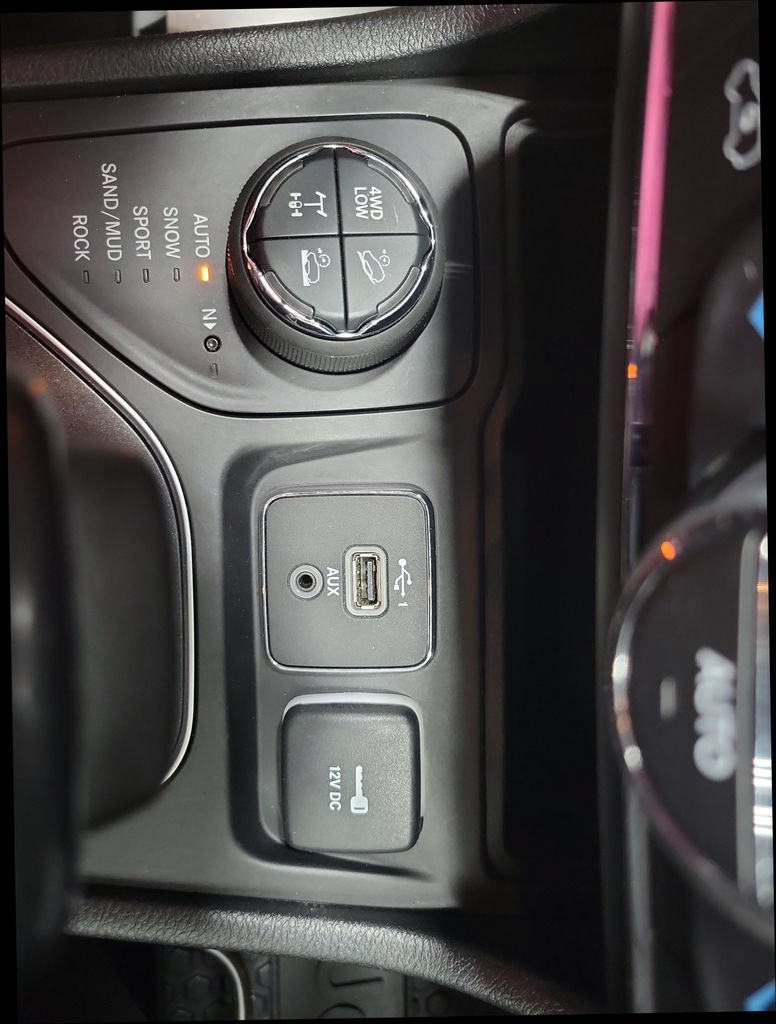 Used 2023 Jeep Cherokee Trailhawk AWD/4WD image 38