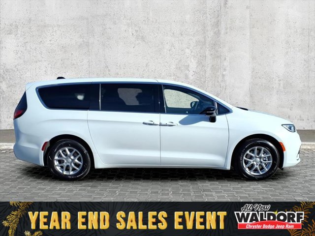 New 2026 Chrysler Pacifica Select image 2