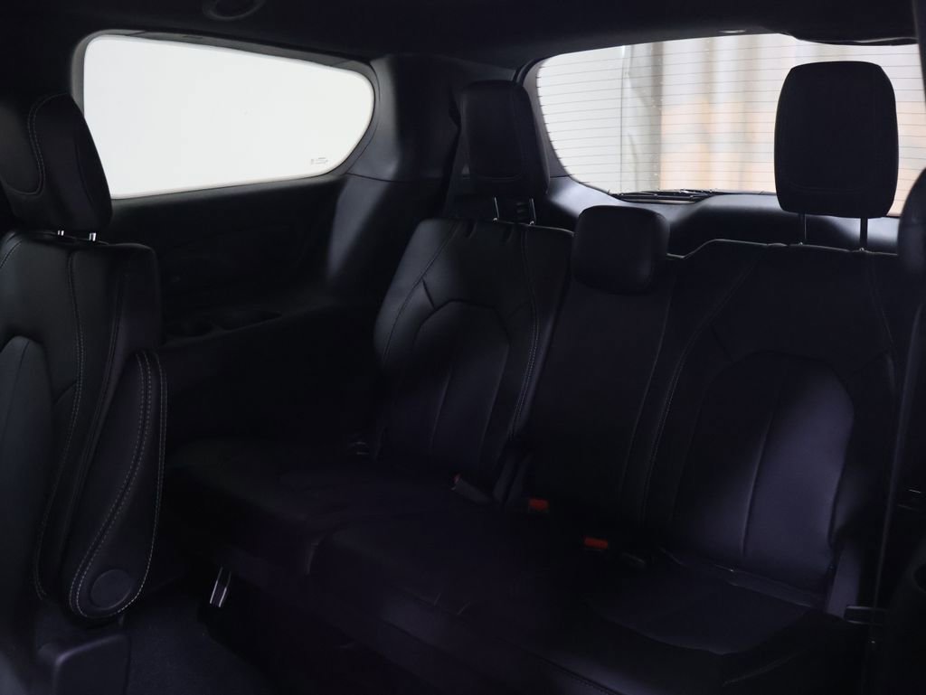 New 2027 Chrysler Pacifica Select AWD/4WD image 12
