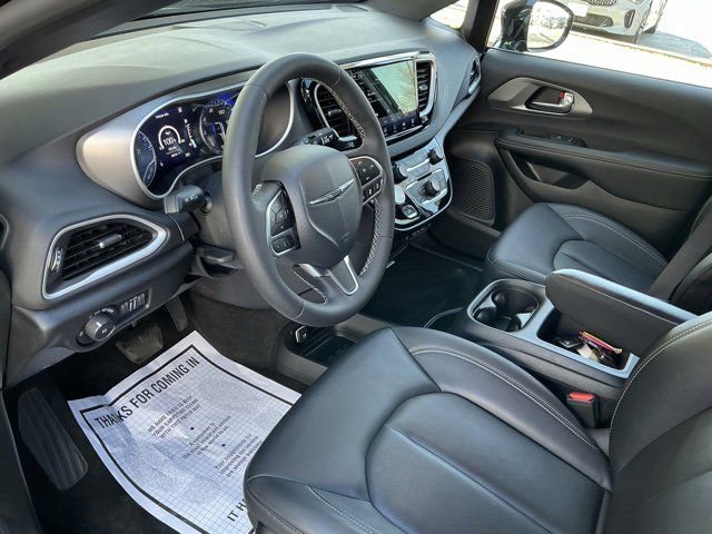 Used 2025 Chrysler Pacifica Select image 14