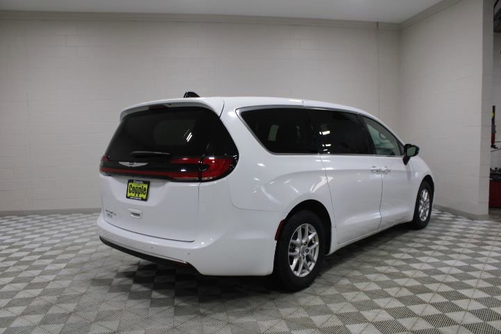 Used 2024 Chrysler Pacifica Touring-L image 14