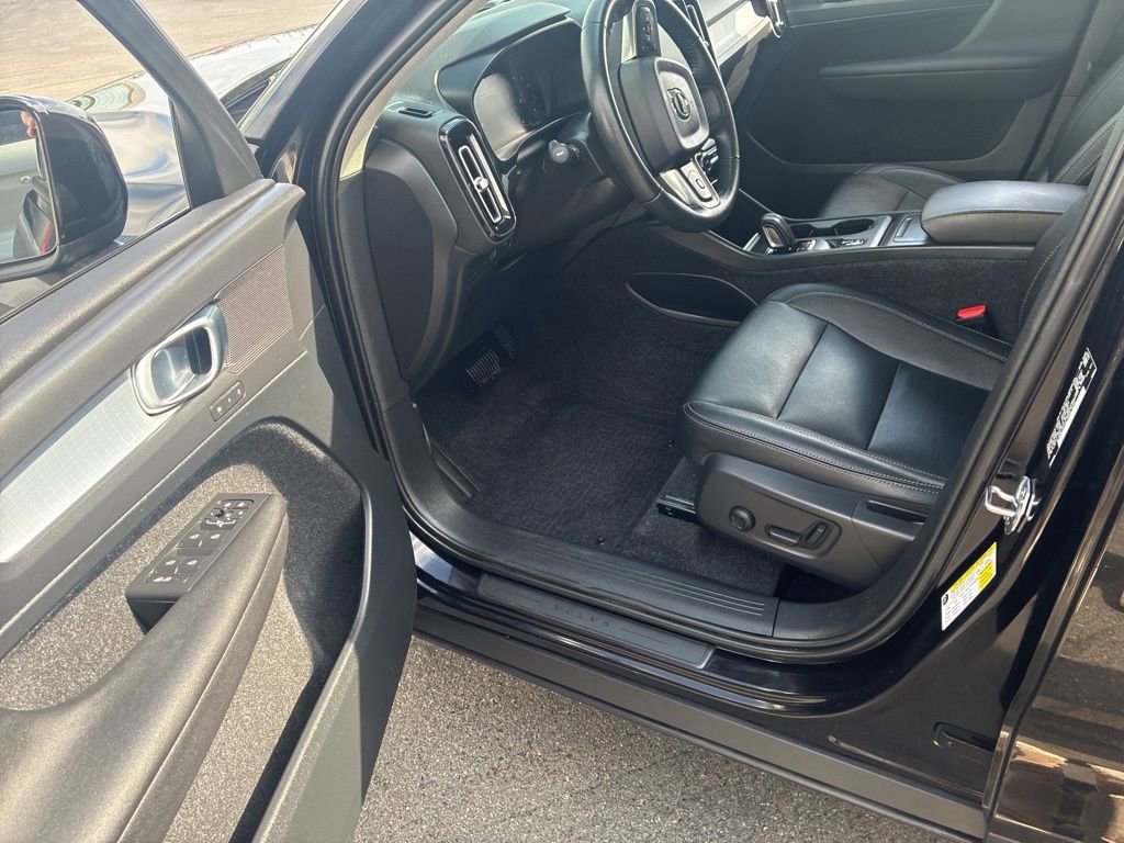 Used 2020 Volvo XC40 T5 Momentum image 6