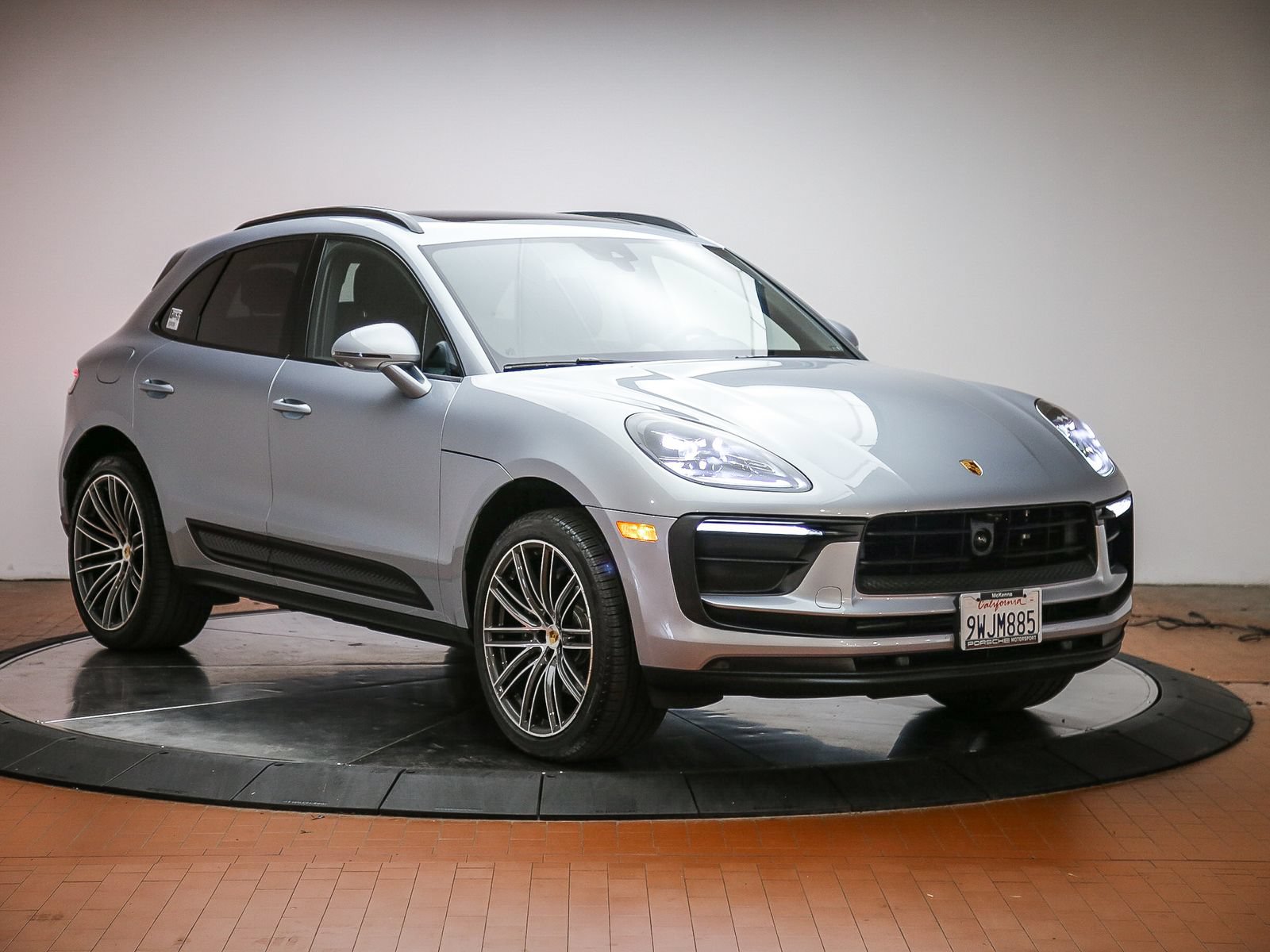 Certified 2026 Porsche Macan AWD/4WD image 9