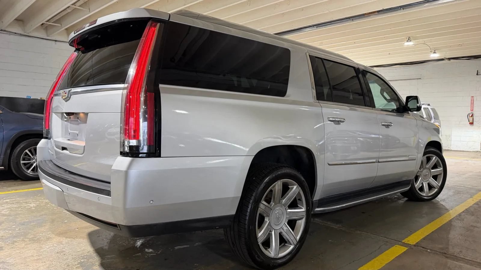 Used 2017 Cadillac Escalade ESV Luxury AWD/4WD image 4