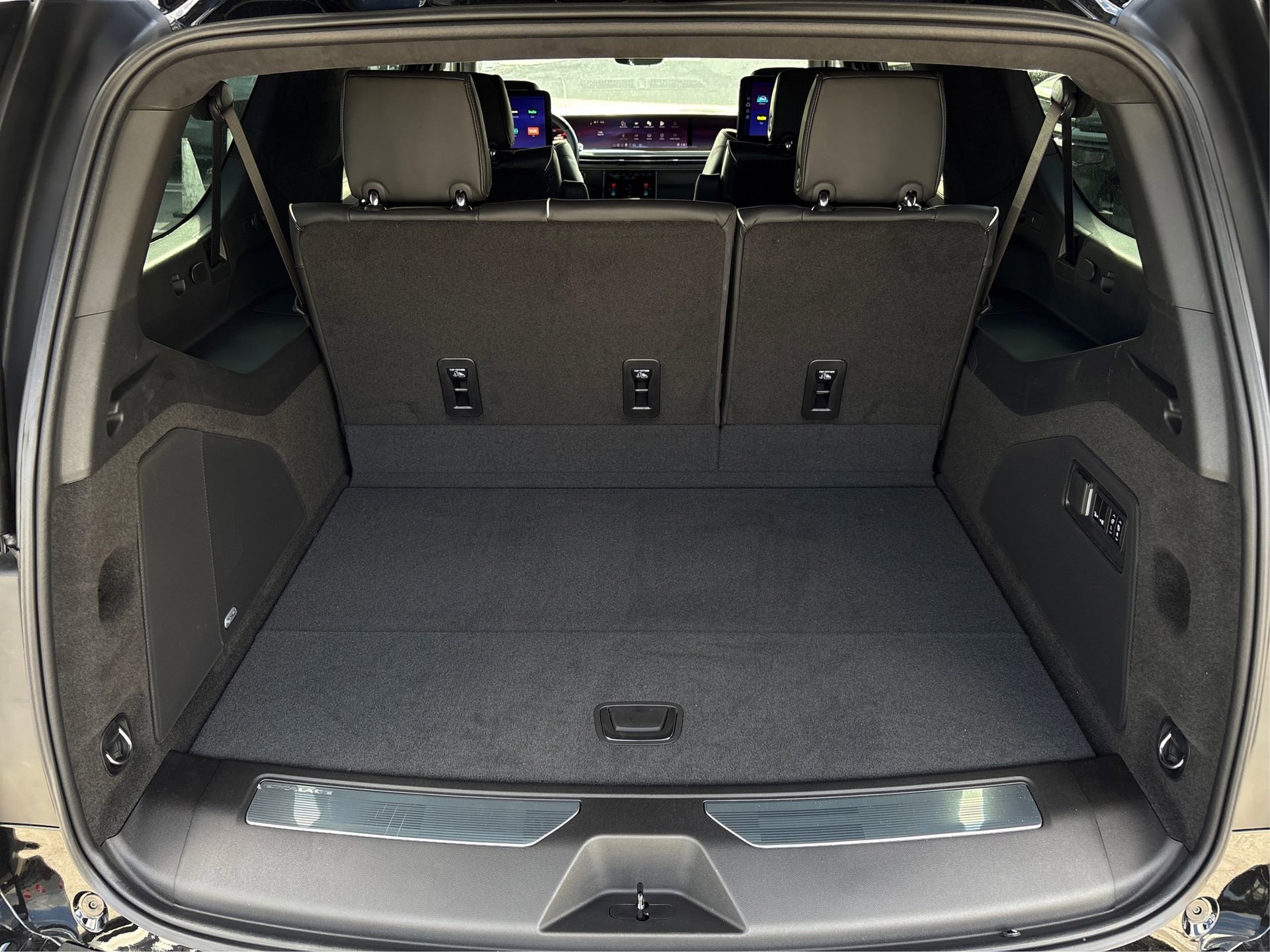 New 2026 Cadillac Escalade ESV Platinum Sport w/ LPO, ONYX Package image 10