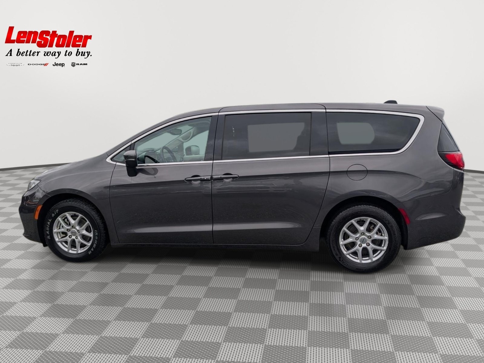 Used 2023 Chrysler Pacifica Touring-L FWD image 2