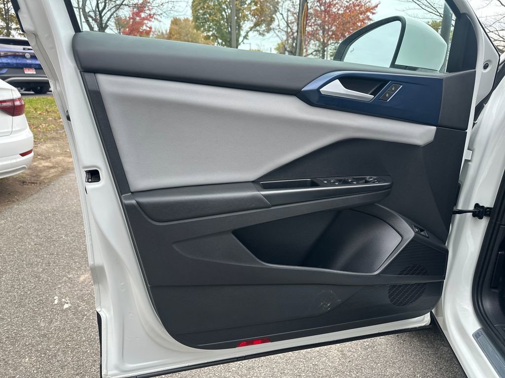 Certified 2022 Volkswagen Taos SE image 5