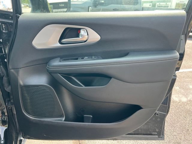 Used 2025 Chrysler Pacifica Limited FWD image 34