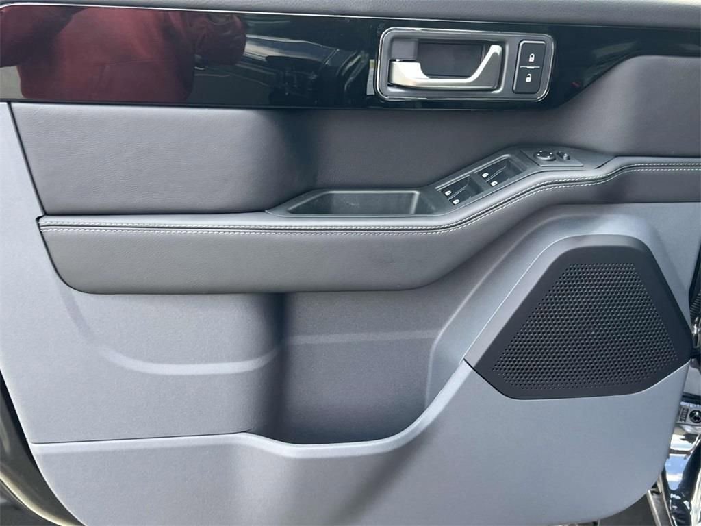 Used 2025 INEOS Grenadier Fieldmaster Edition image 18