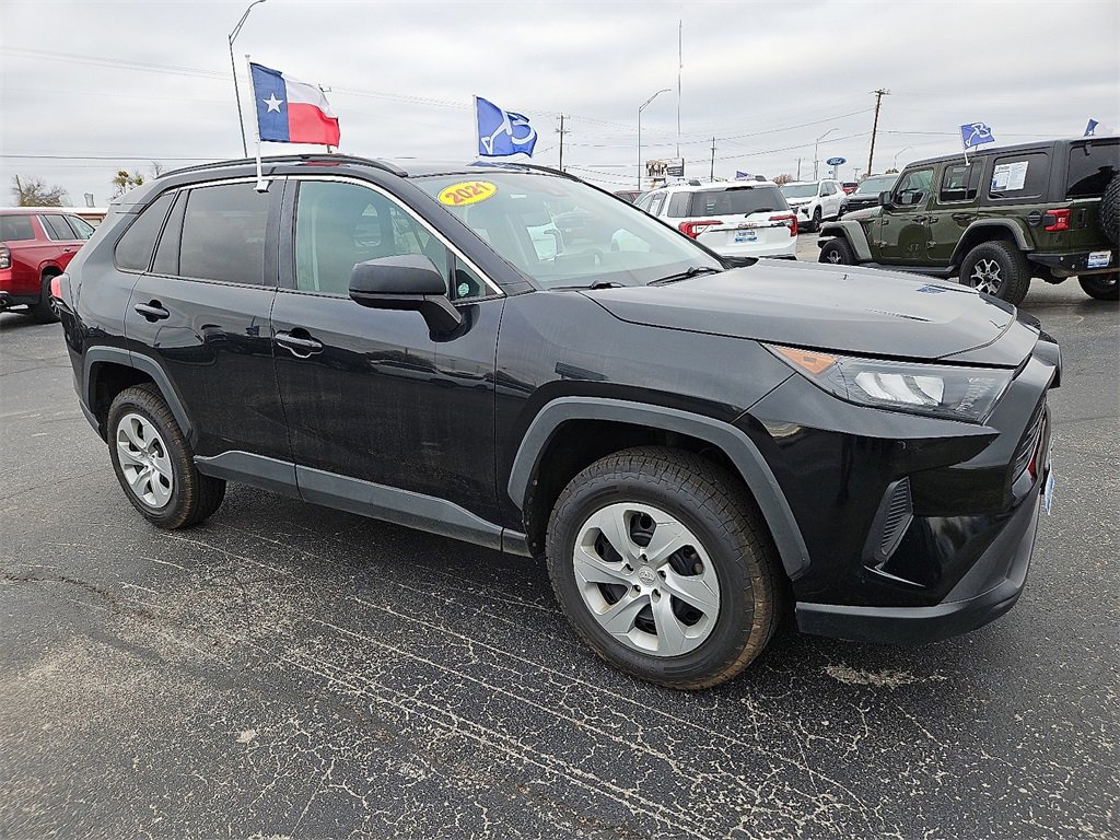 Used 2021 Toyota RAV4 LE image 9