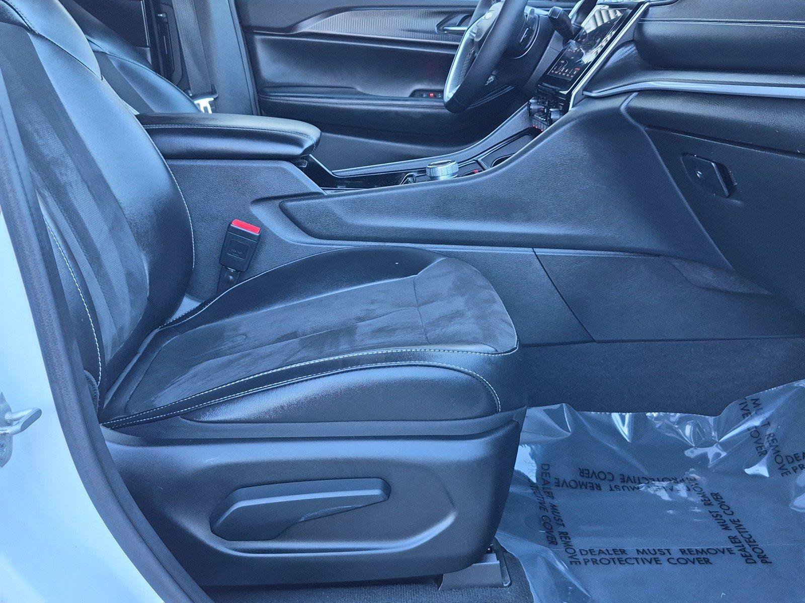 Used 2023 Jeep Grand Cherokee L Laredo RWD image 9