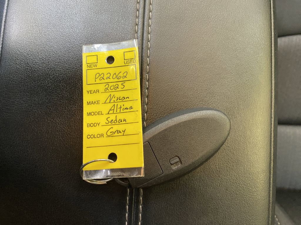 Used 2025 Nissan Altima 2.5 SV FWD image 40