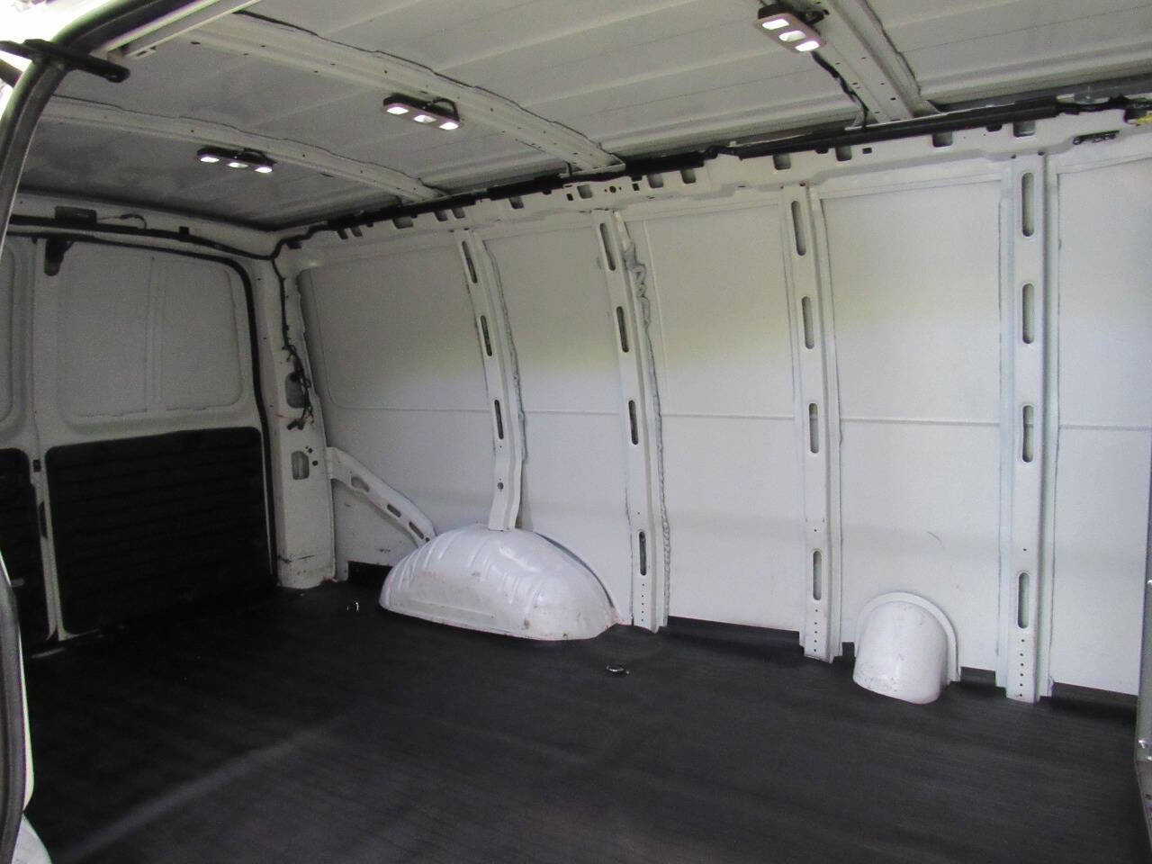 Used 2020 Chevrolet Express 3500 w/ Driver Convenience Package image 21