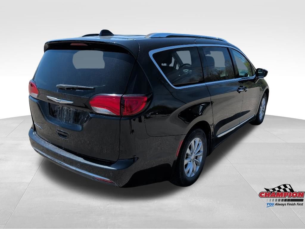 Used 2018 Chrysler Pacifica Touring-L FWD image 4