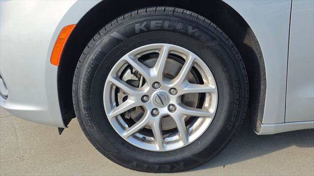 Certified 2024 Chrysler Pacifica Touring-L FWD image 11