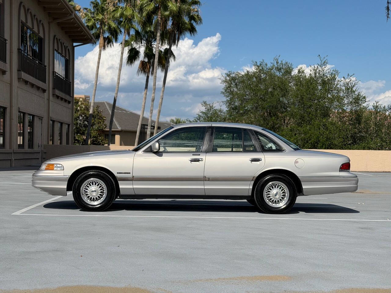 Used 1992 Ford Crown Victoria LX RWD image 2