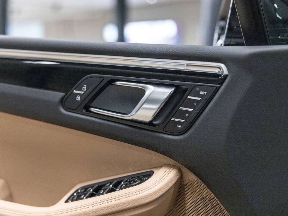 Certified 2026 Porsche Macan AWD/4WD image 38