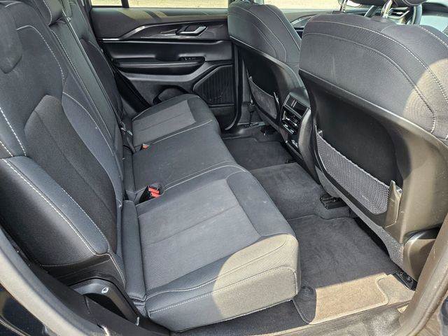 Used 2023 Jeep Grand Cherokee Laredo AWD/4WD image 20