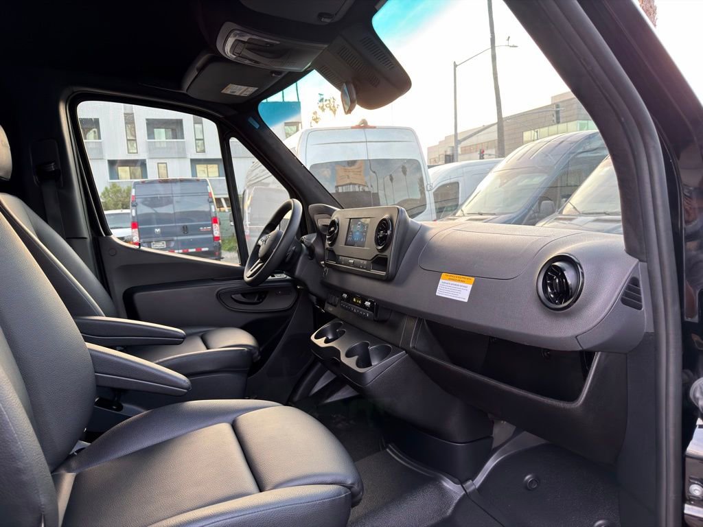 Used 2024 Mercedes-Benz Sprinter 2500 image 35