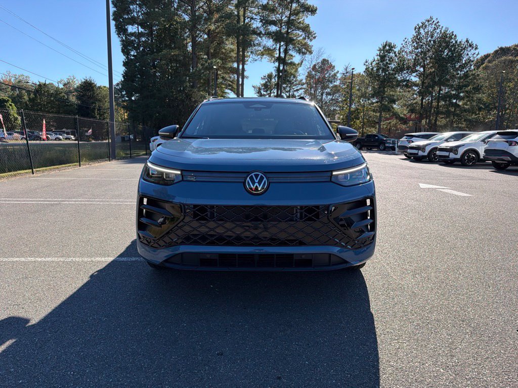 Used 2025 Volkswagen Tiguan SE R-Line AWD/4WD image 3