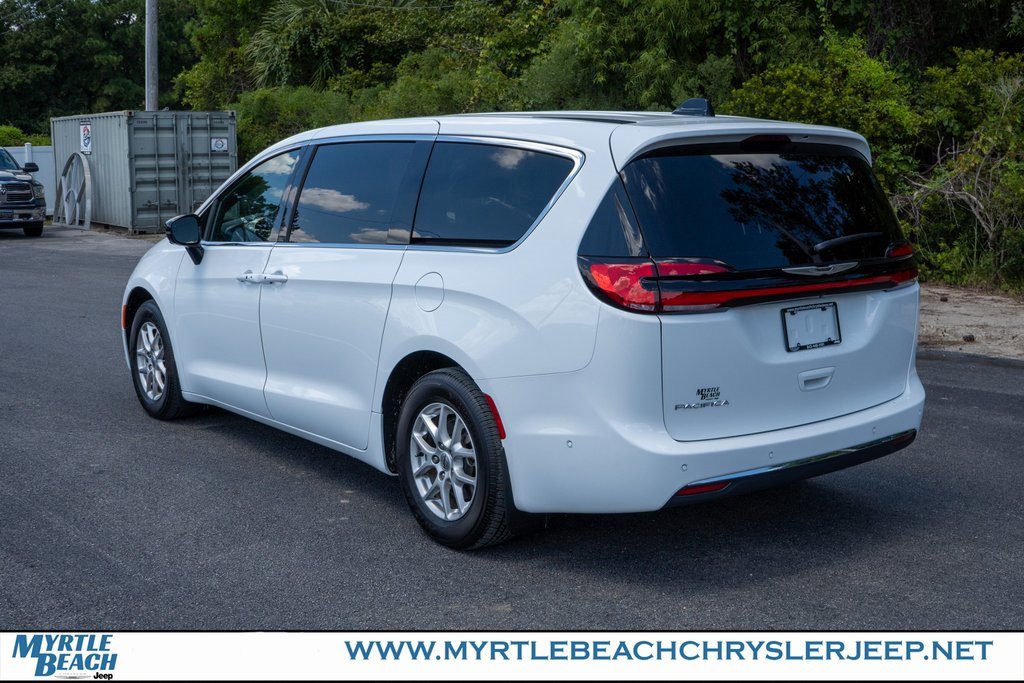 New 2025 Chrysler Pacifica Select w/ Uconnect Theater Family Group image 4