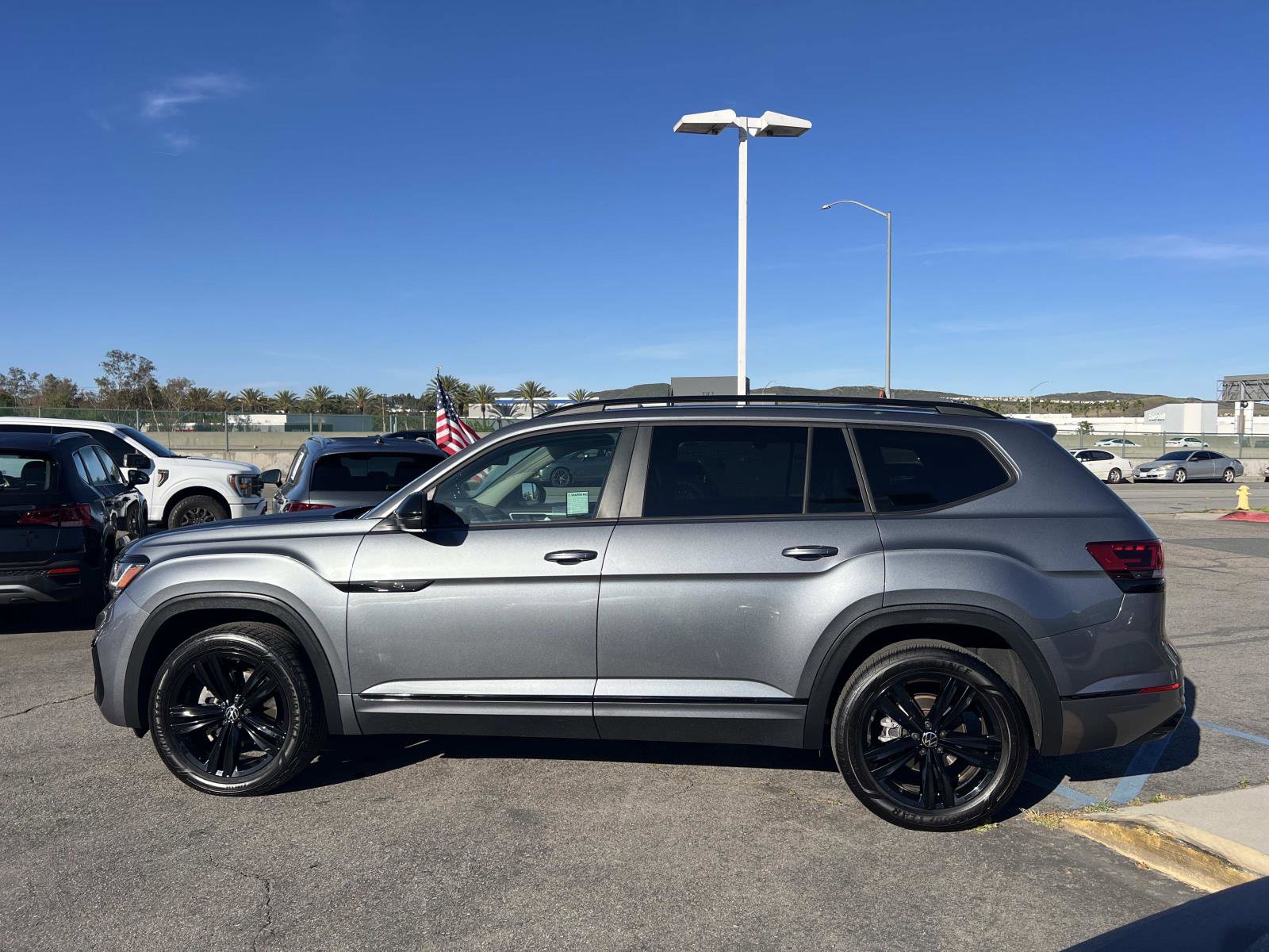 Certified 2022 Volkswagen Atlas SEL R-Line image 2