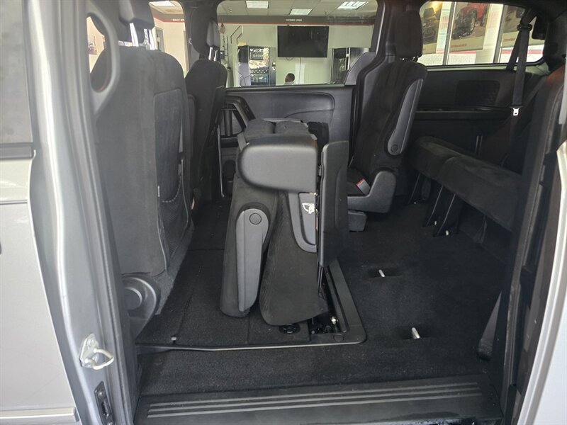Used 2017 Dodge Grand Caravan SE FWD image 12
