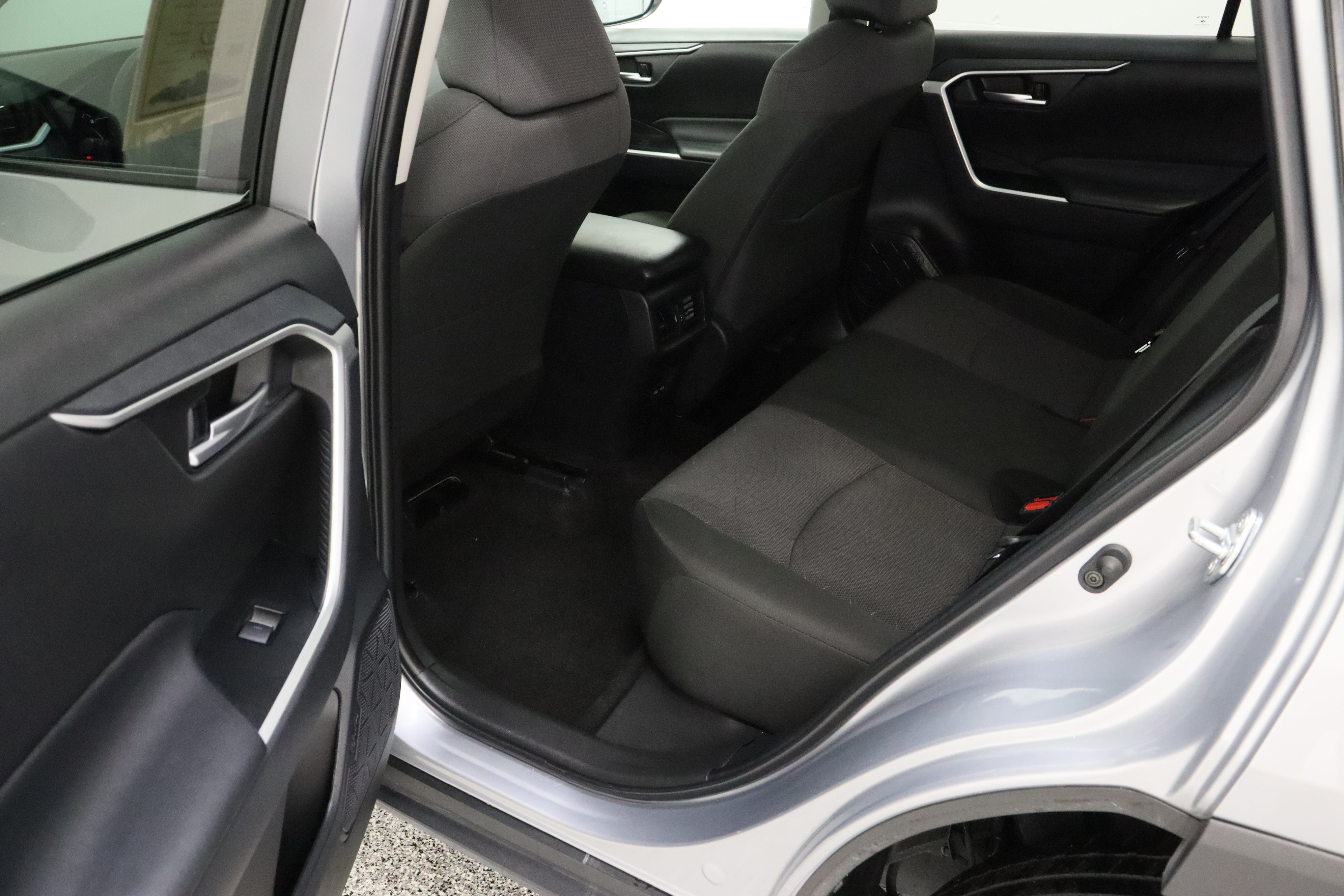 Used 2025 Toyota RAV4 XLE FWD image 46
