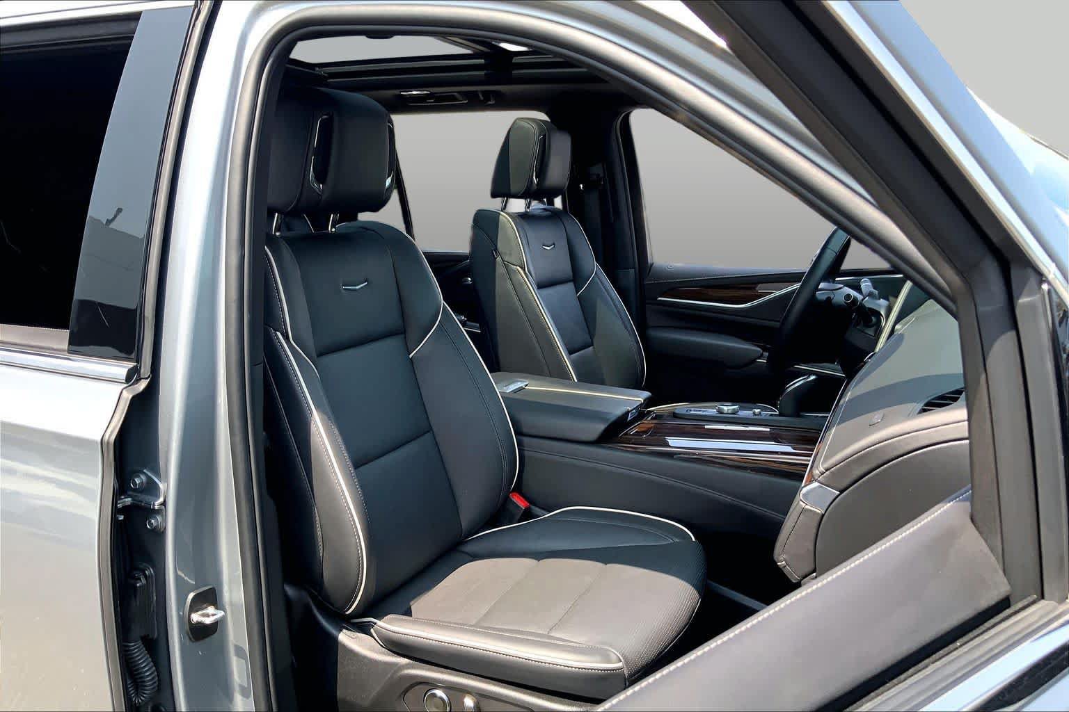 Used 2023 Cadillac Escalade Premium Luxury w/ LPO, Floor Liner Package AWD/4WD image 8