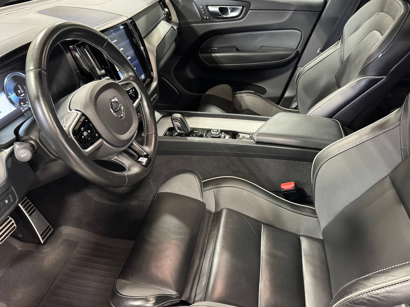 Used 2020 Volvo XC60 T8 R-Design AWD/4WD image 16