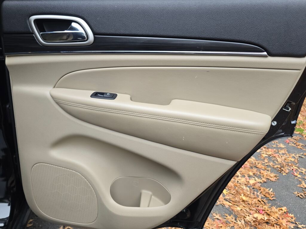 Used 2020 Jeep Grand Cherokee Limited w/ Luxury Group II image 19