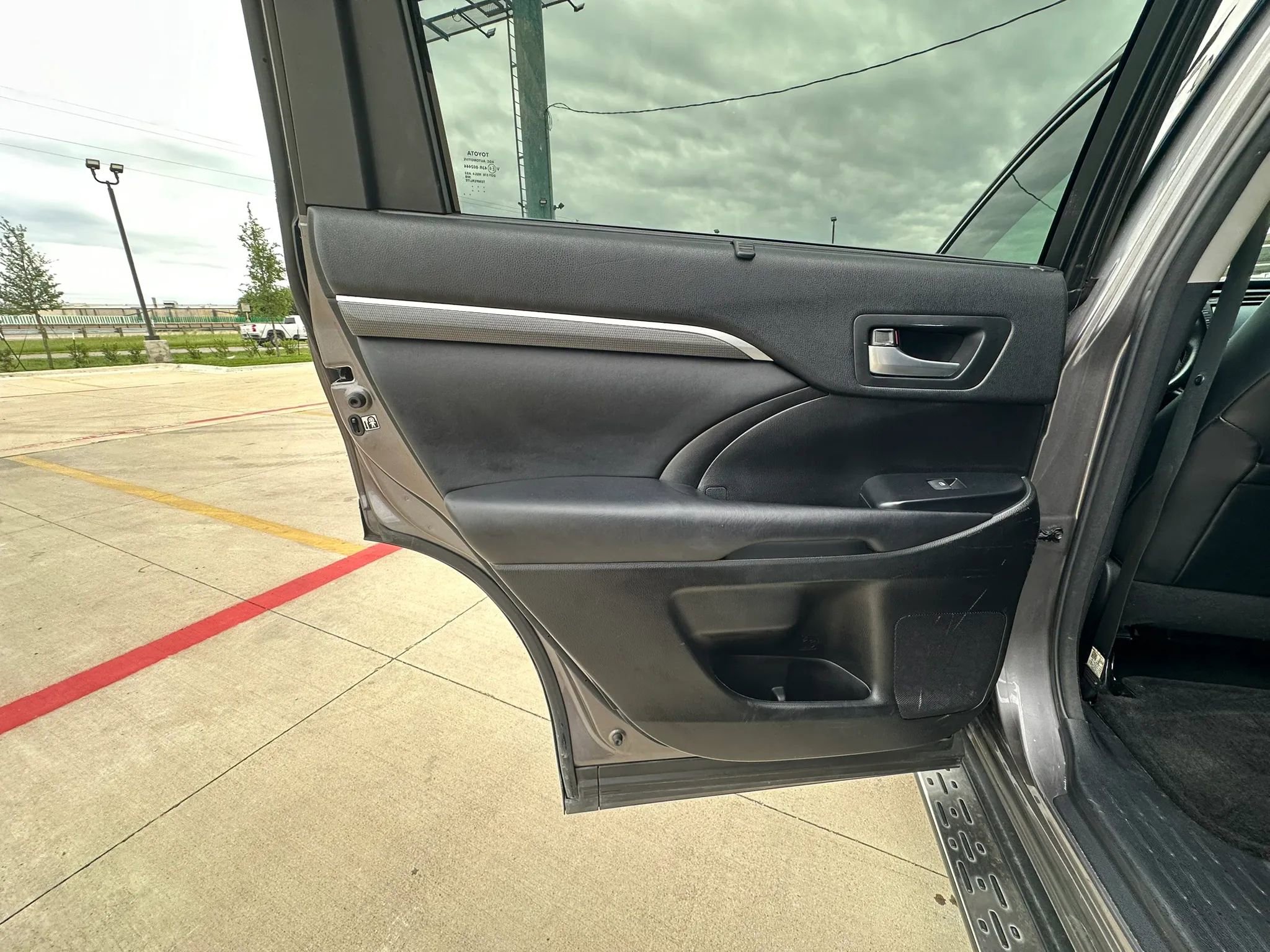 Used 2017 Toyota Highlander SE FWD image 37