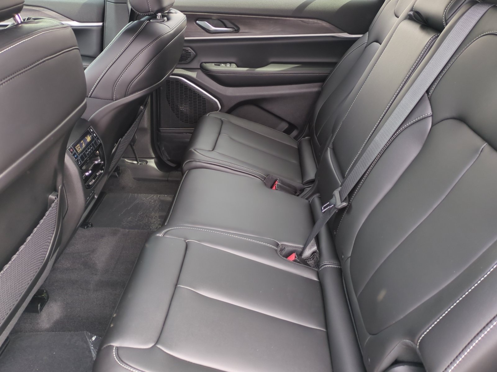New 2026 Jeep Grand Cherokee L Limited AWD/4WD image 17
