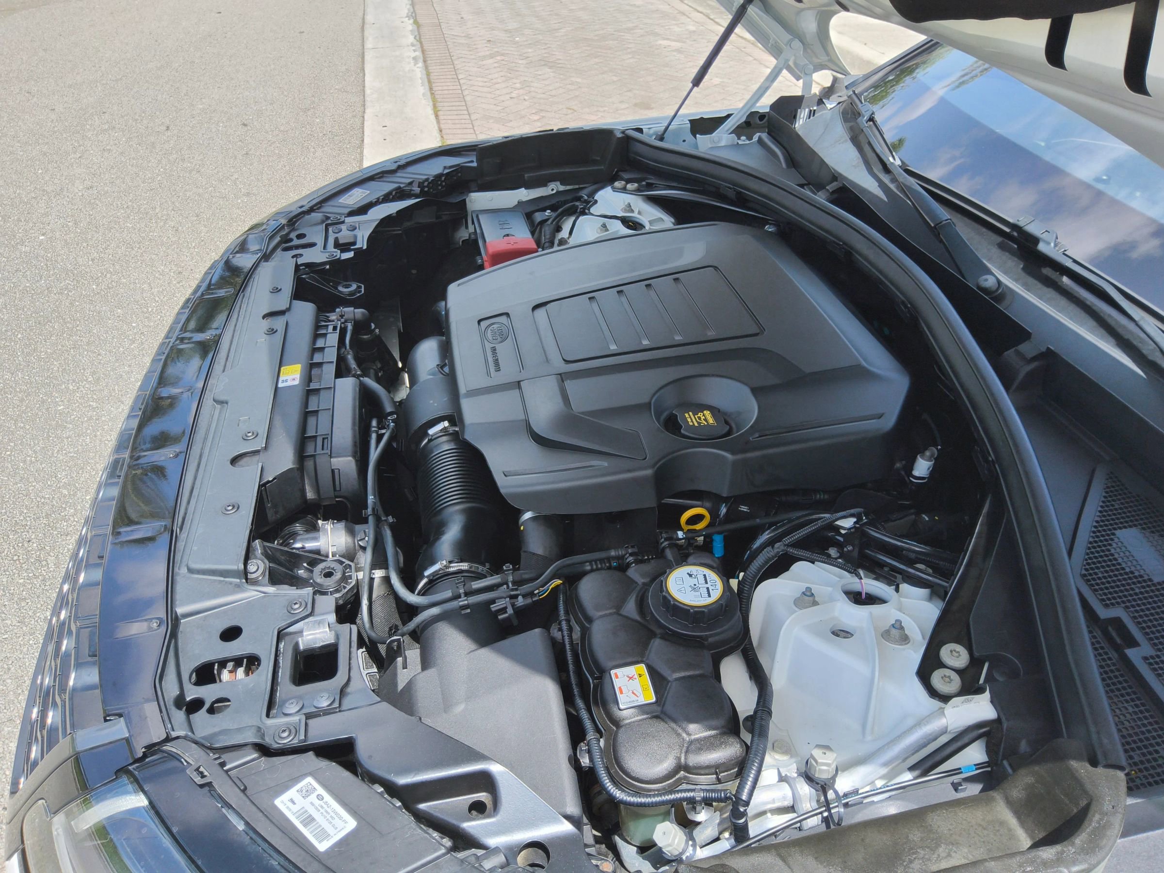 Used 2019 Land Rover Range Rover Velar R-Dynamic SE image 37