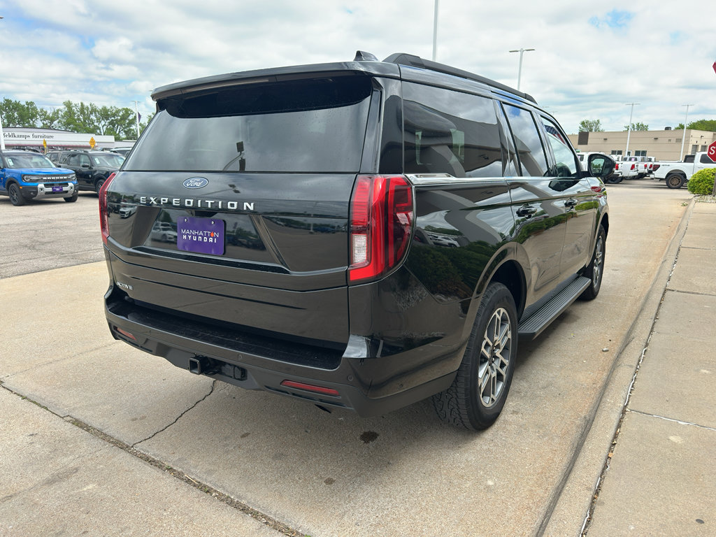 Used 2025 Ford Expedition Active AWD/4WD image 5