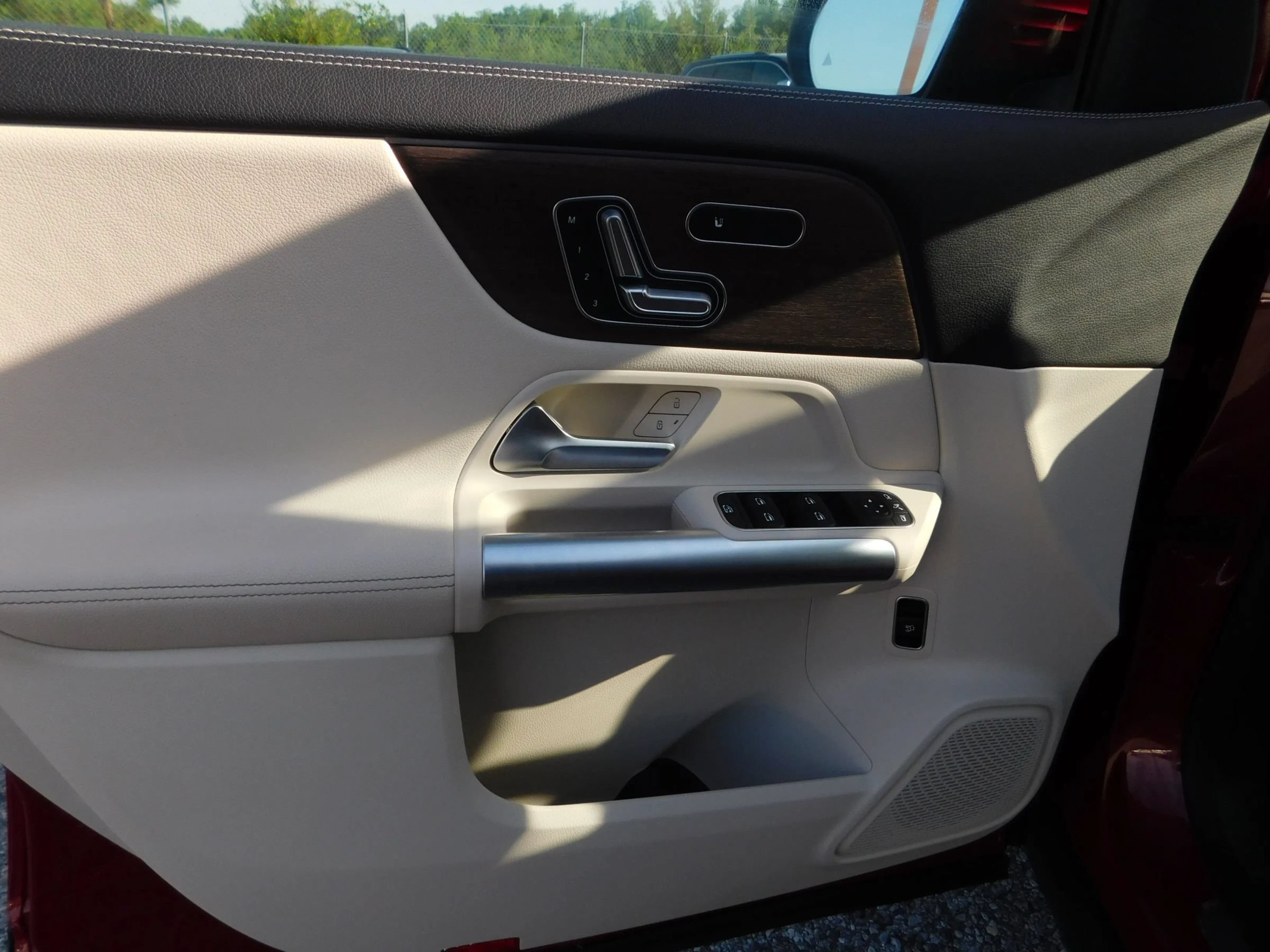Used 2023 Mercedes-Benz GLA 250 4MATIC w/ Premium Package image 16