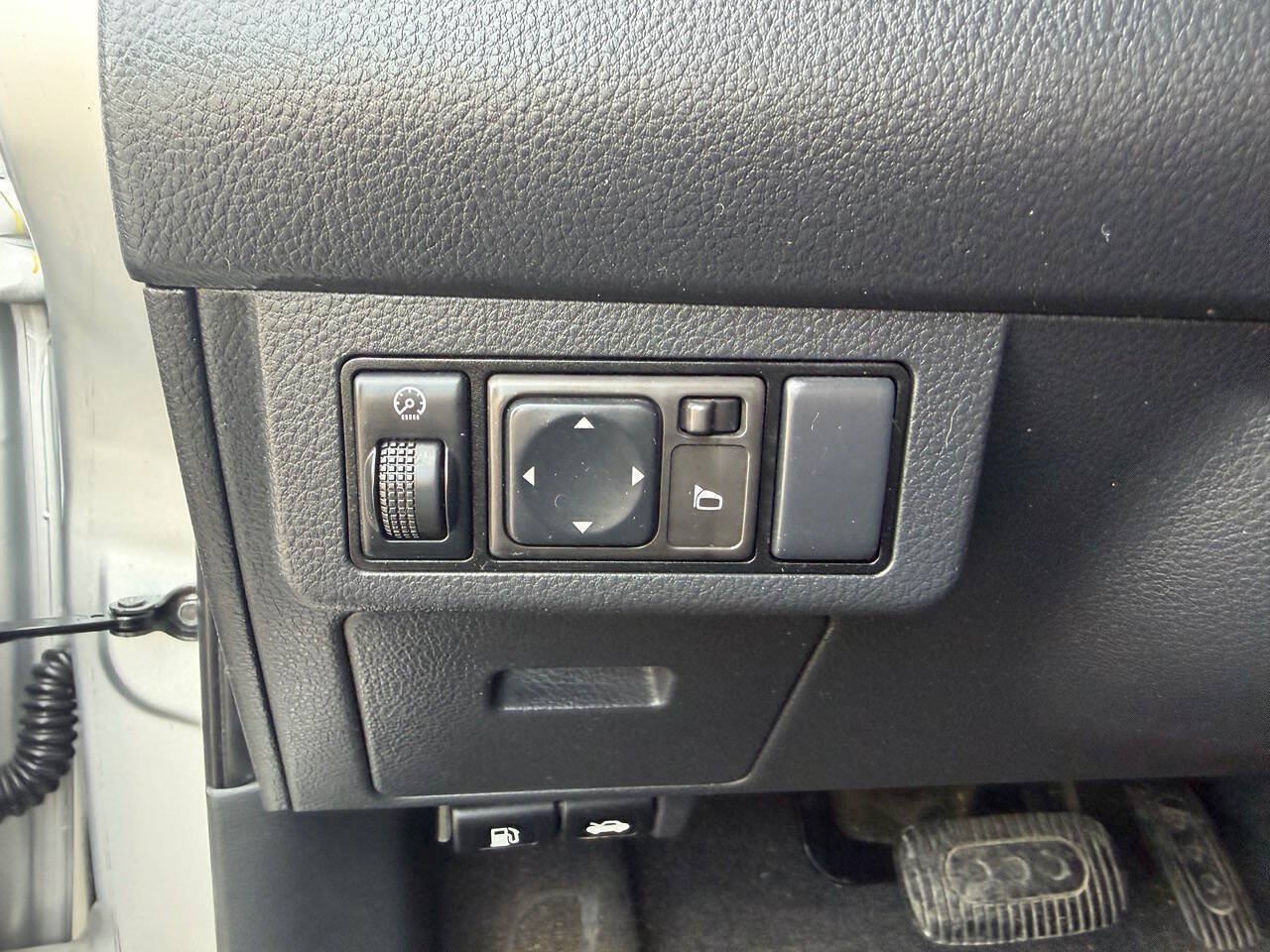 Used 2009 Nissan Versa Hatchback w/ Convenience Pkg FWD image 14